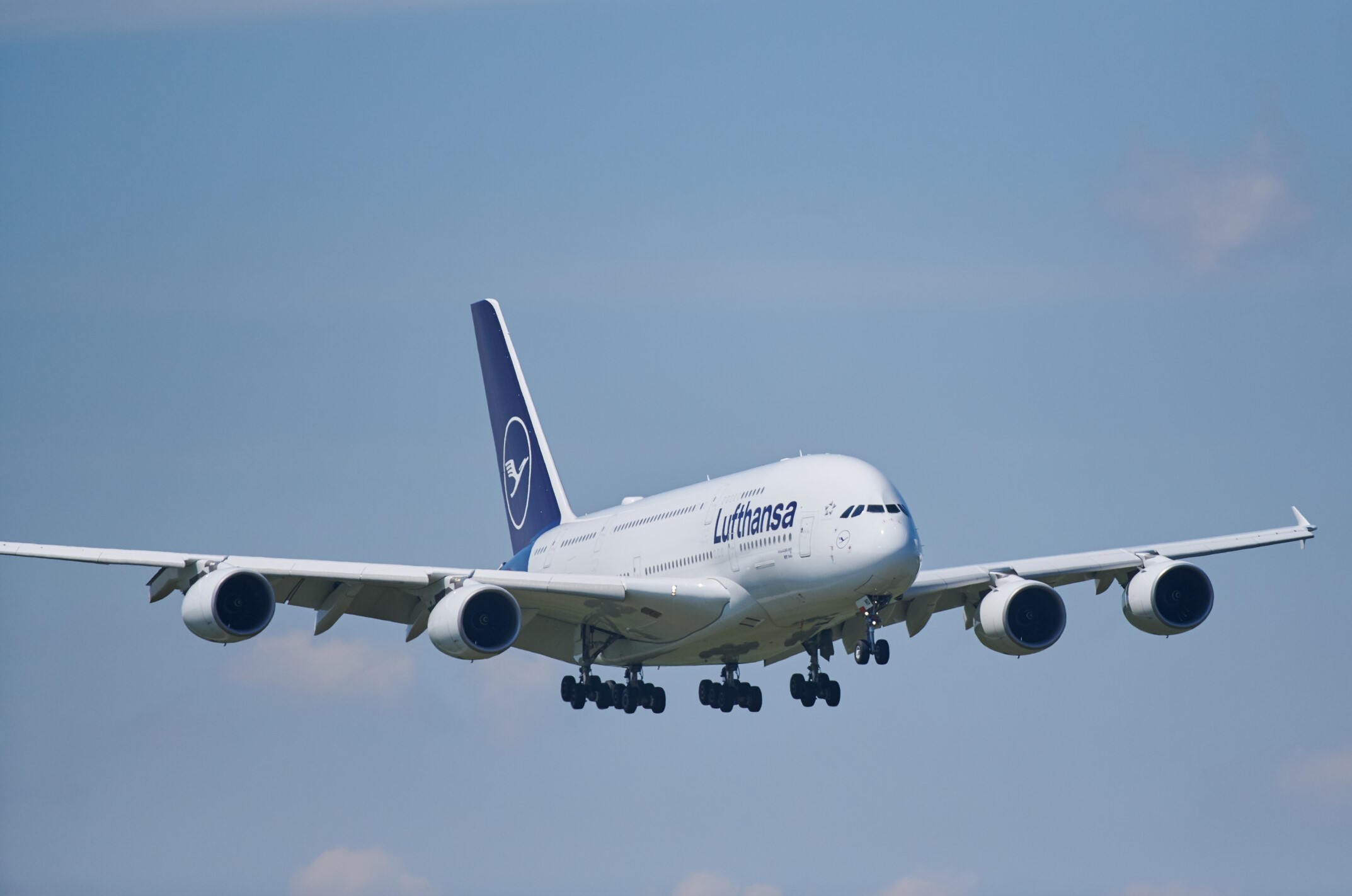 航空機・ヘリコプター Lufthansa Airbus A380 \"FC Bayern\" All Eight Lufthansa Airbus A380s Returning To Munich - One