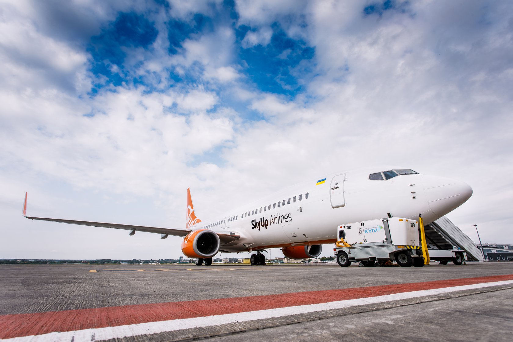 SkyUp Boeing 737-800