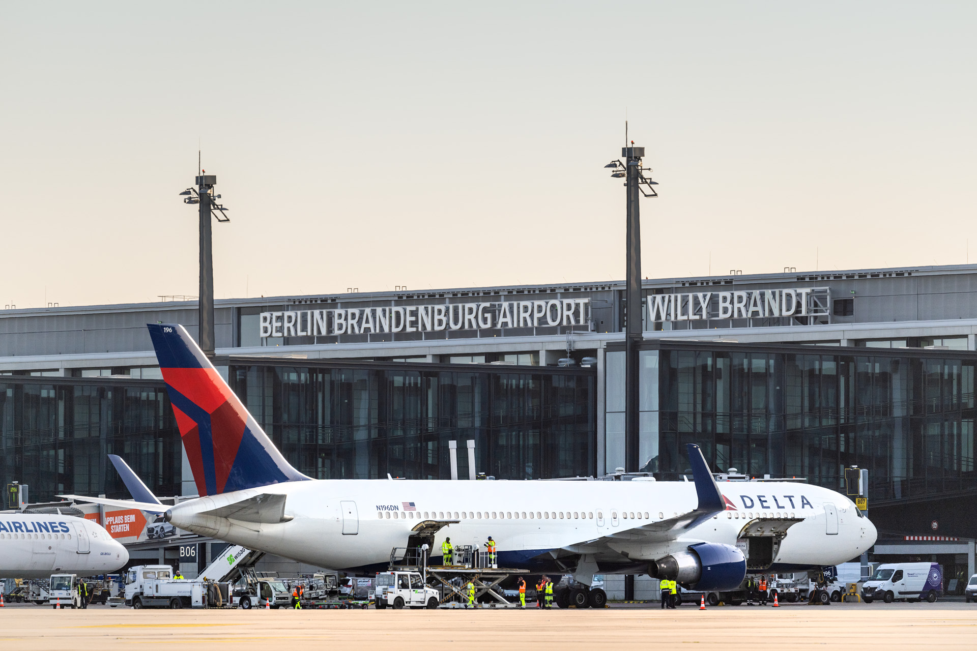 Flights From Berlin To New York www.aviacionline.com