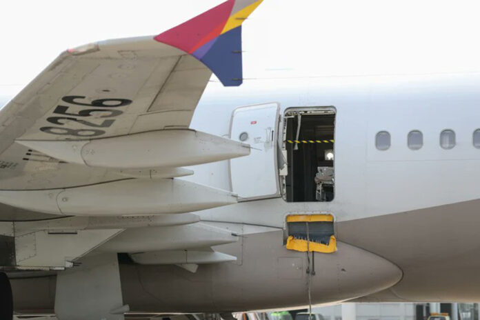 Asiana A321 puerta en vuelo