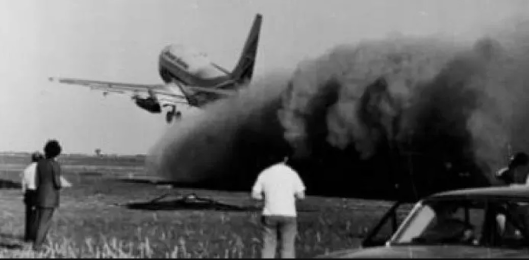 El Boeing 737-200 LV-JNE de Aerolíneas Argentinas despegando desde un campo el 21 de octubre de 1975