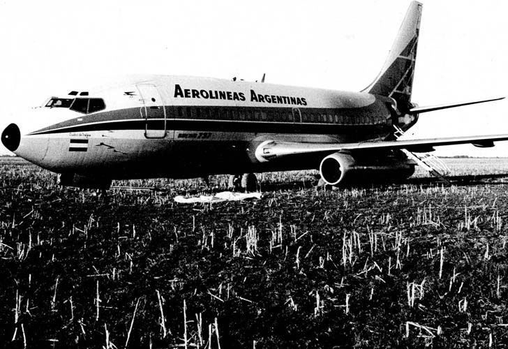 Boeing 737-200 LV-JNE de Aerolíneas Argentinas en un campo cercano a Rafaela, octubre 1975