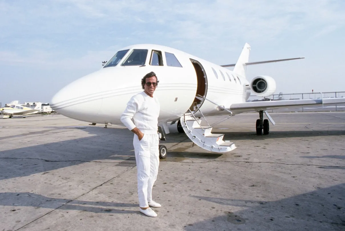 Julio Iglesias Falcon 20 Mystere