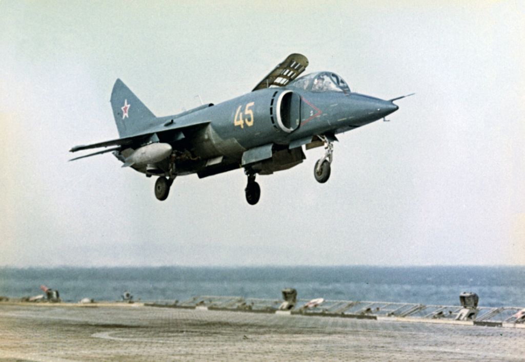 Yakovlev Yak-38, primer y único VTOL operacional en la Armada Soviética. 