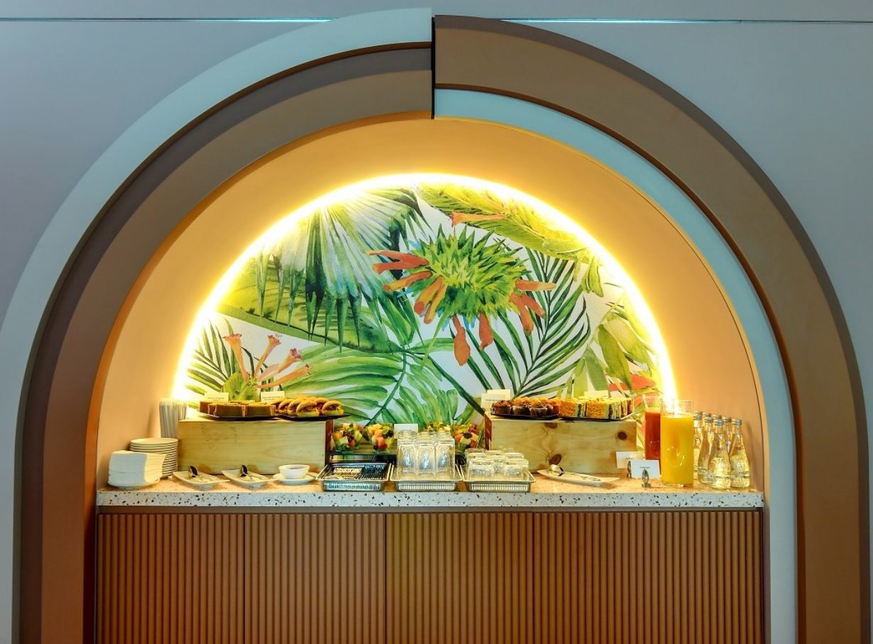 Snacks en el loung especial para niños en el Aeropuerto Internacional de Dubai - Emirates