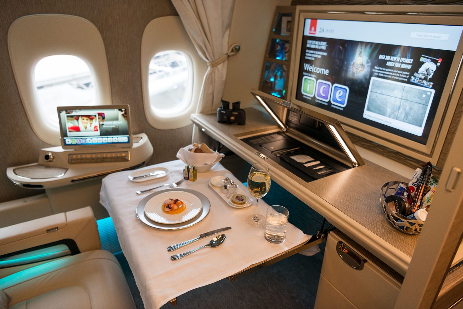EMIRATES PRIMERA CLASE 777-300ER 2