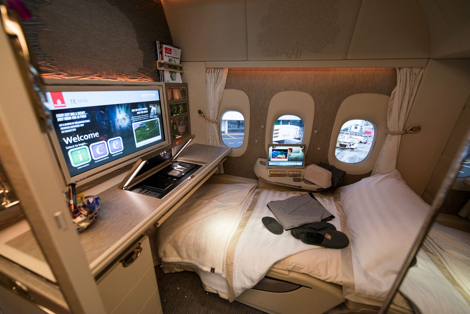 EMIRATES PRIMERA CLASE 777-300ER 3