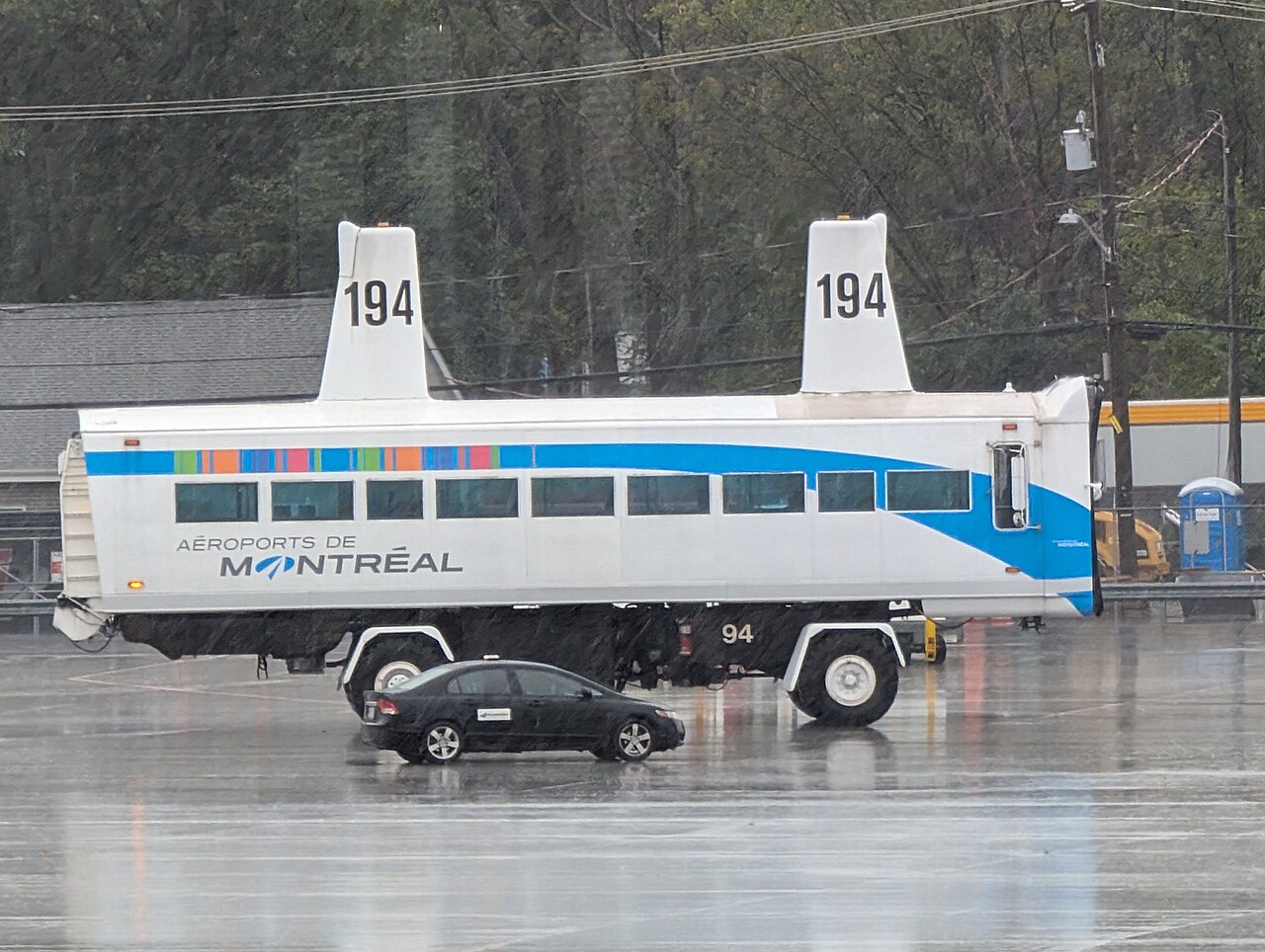 Mobile Lounge Montreal YUL - Bostwickenator - Wikimedia Commons