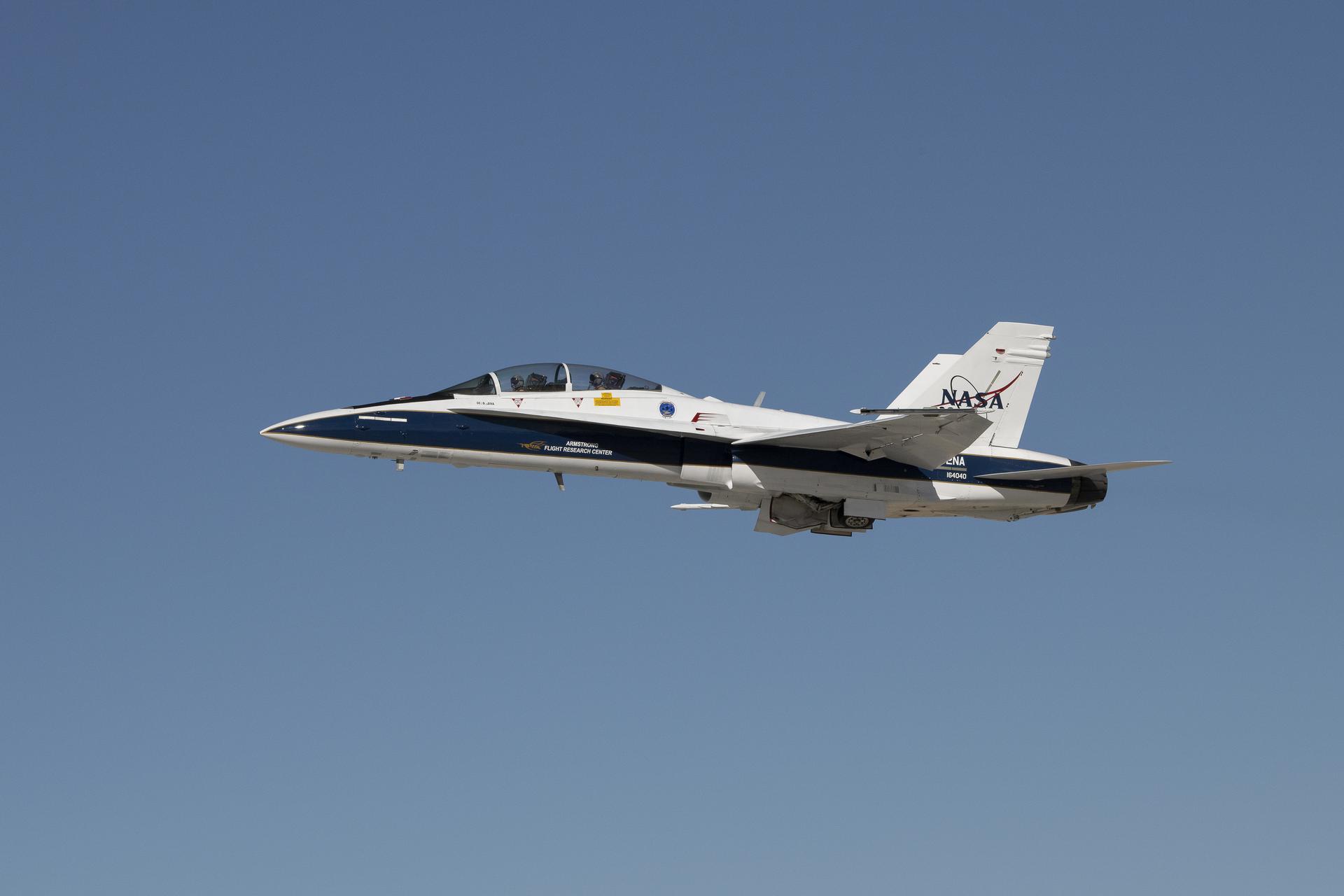 La misión Quesst completó recientemente las pruebas de las operaciones y el equipo que se utilizarán para registrar los golpes sónicos del X-59. Para simular los estampidos sónicos que se espera que produzca el X-59, el piloto Jim Less, del Centro de Investigación de Vuelos Armstrong de la NASA, realizó maniobras de inmersión invertida en un F-18 (en la imagen) para generar estampidos sónicos más suaves. Los estampidos sónicos fueron grabados por 10 estaciones de grabación en tierra distribuidas a lo largo de 50 kilómetros de desierto cerca de la base aérea de Edwards (Foto: NASA/Carla Thomas)