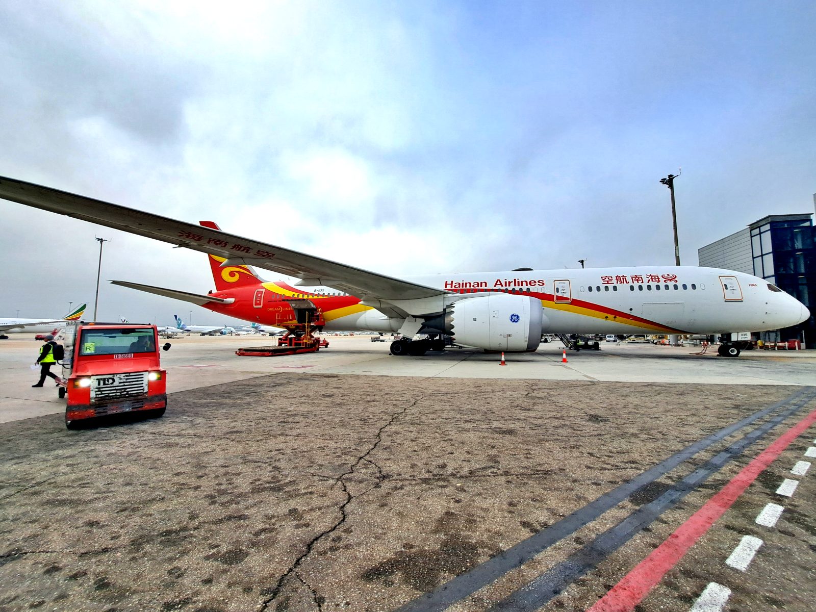 DREAMLINER 世界300台　CHASE 4K] Partida L.Exp Shiokaze serie 8600 en estación Matsuyama