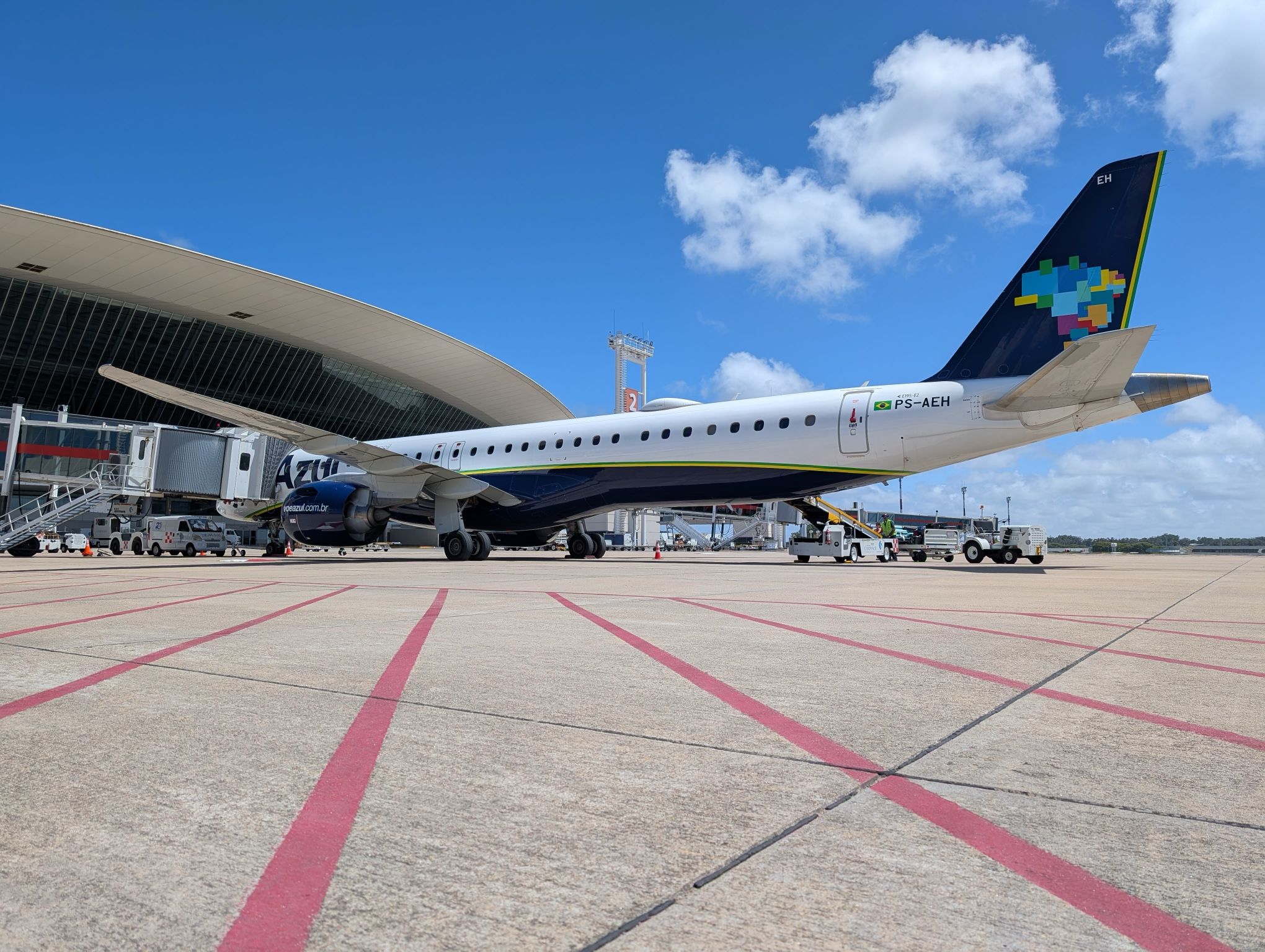 Azul Linhas Aereas Embraer E195-E2 Montevideo Carrasco Uruguay