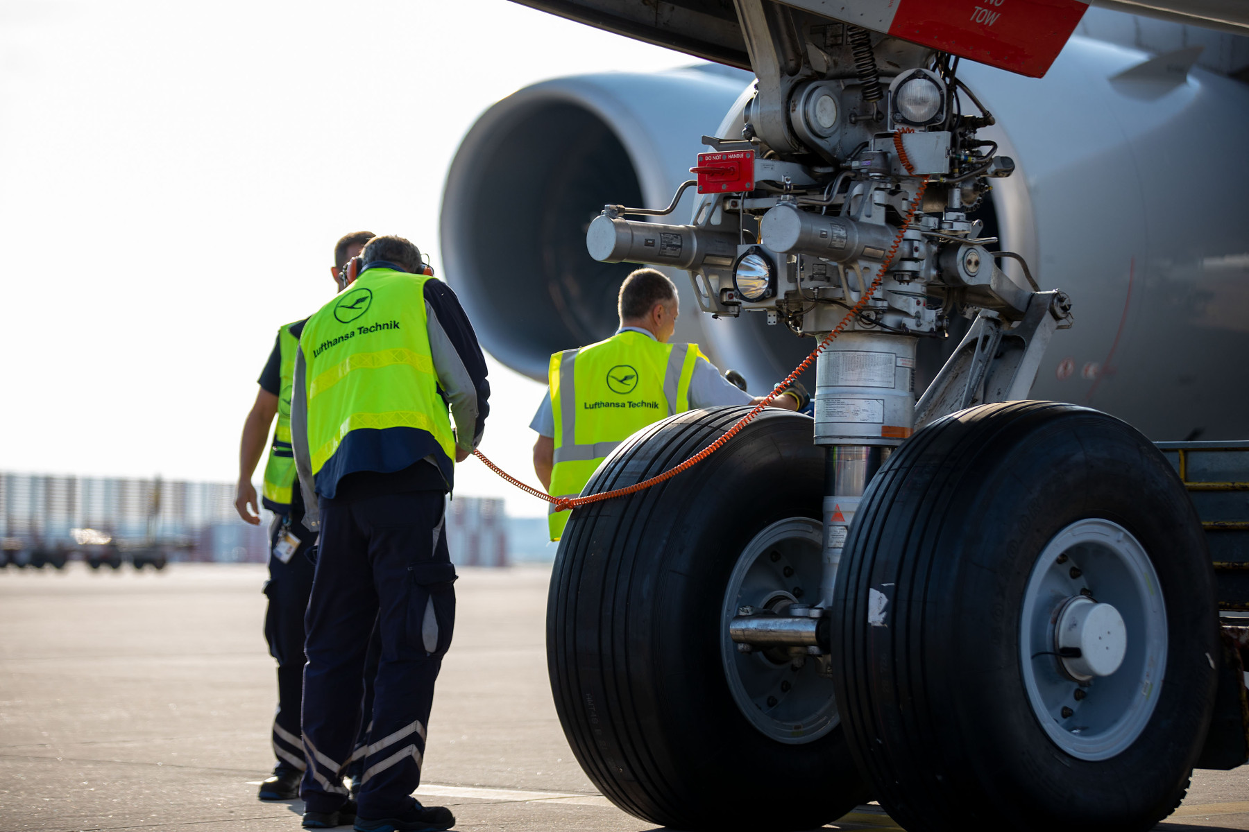 Lufthansa Technik, Lufthansa Techniker überprüfen den Flugzeug