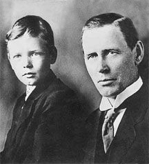 Charles Lindbergh y su padre, circa 1910 (via Wikimedia Commons)