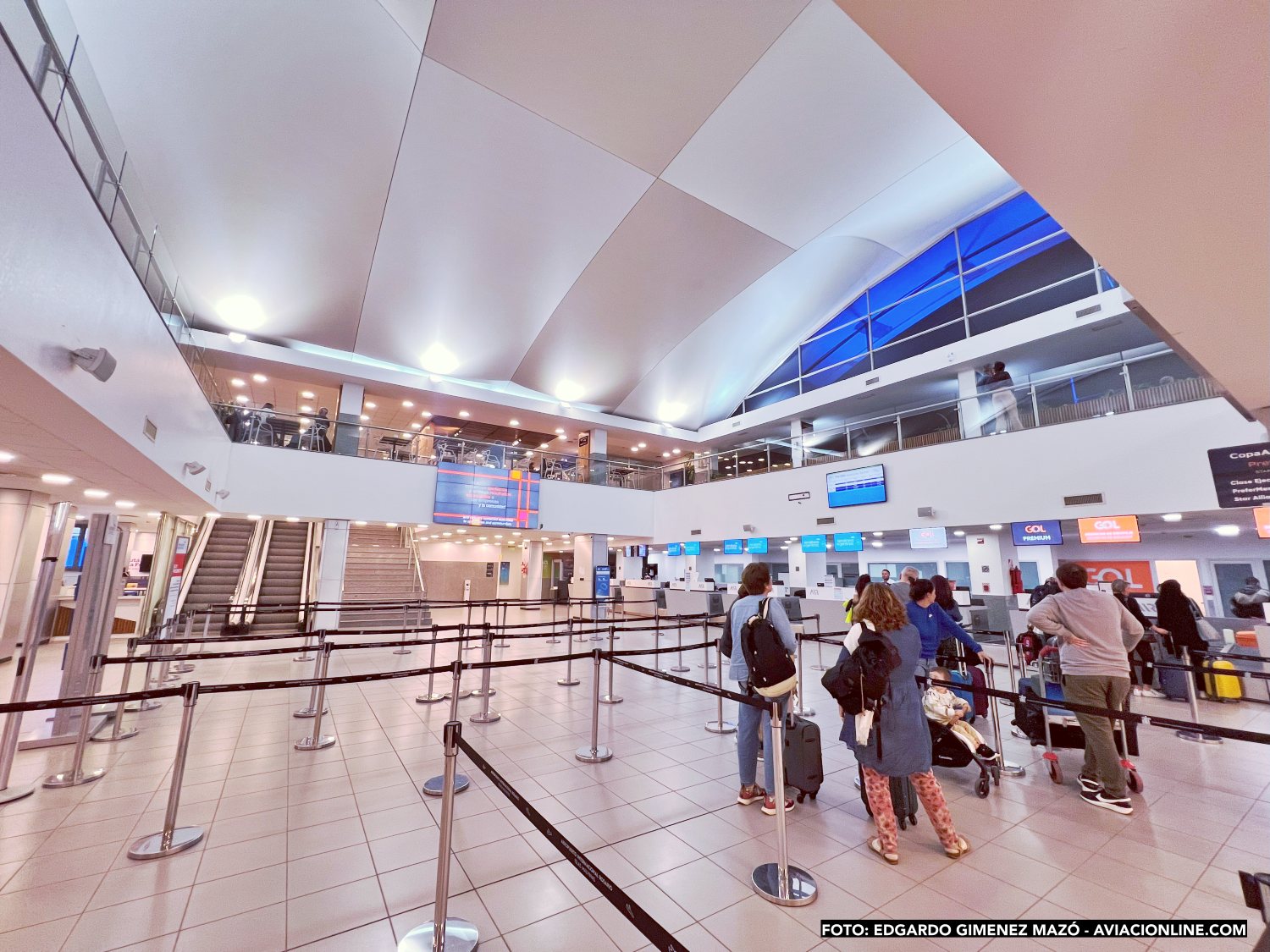 Hall de check-in del aeropuerto de Rosario, Argentina