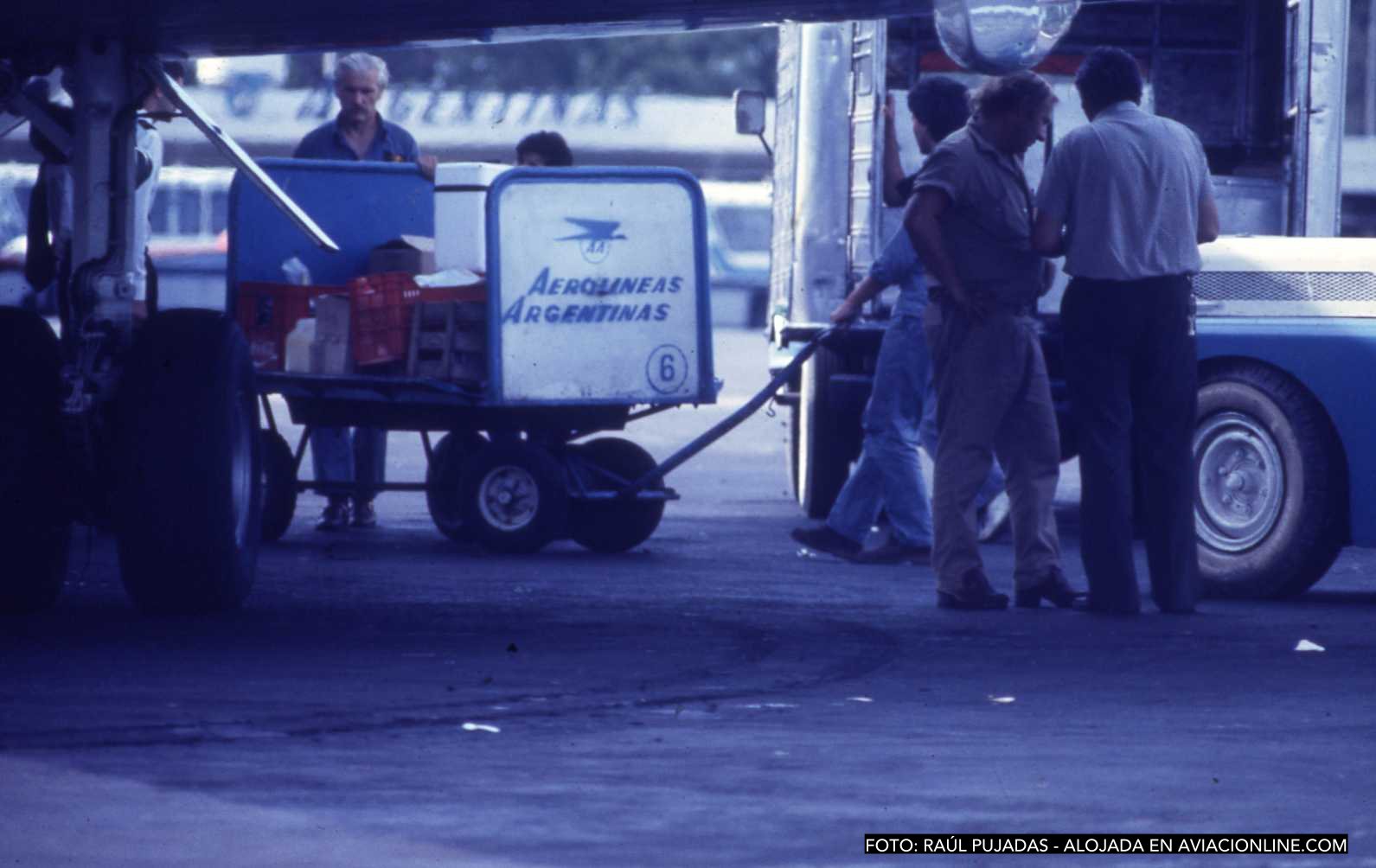 Personal de tierra de Aerolíneas Argentinas en Aeroparque - c. 1975