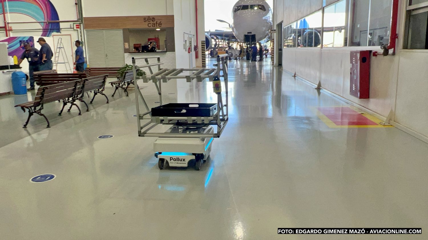 El robot que se pasea por el MRO de LATAM en Sao Carlos, llevando componentes desde el almacen