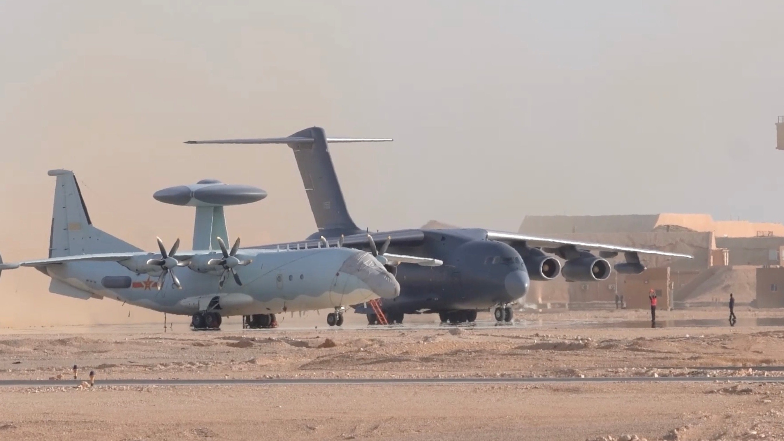 Avión AEW&C KJ-500 y avión cisterna YY-20A