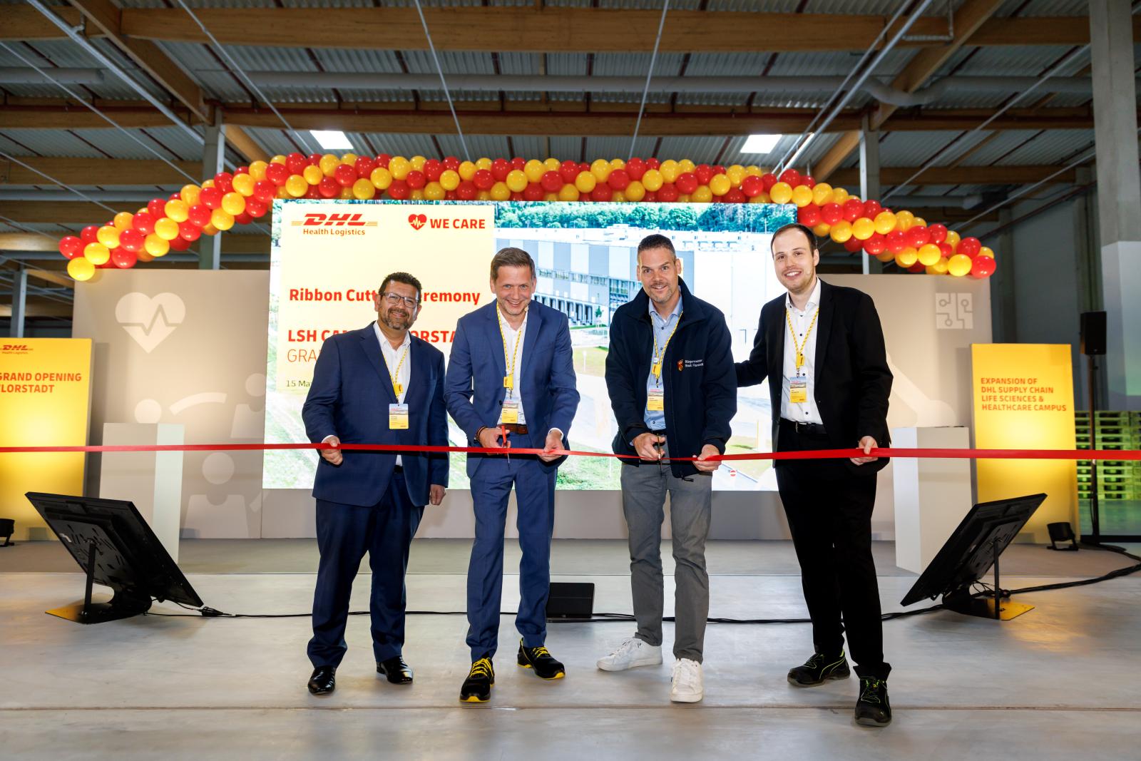 De izquierda a derecha: Michael Gardner, Jefe de la Red Especializada en Farmacia; Rainer Haag, CEO de DHL Supply Chain Alemania y Alpes; Daniel Imbescheid, alcalde de Florstadt; y Jan Zschiesche, Director de Unidad de Negocio LSH en DHL Supply Chain Alemania y Alpes.