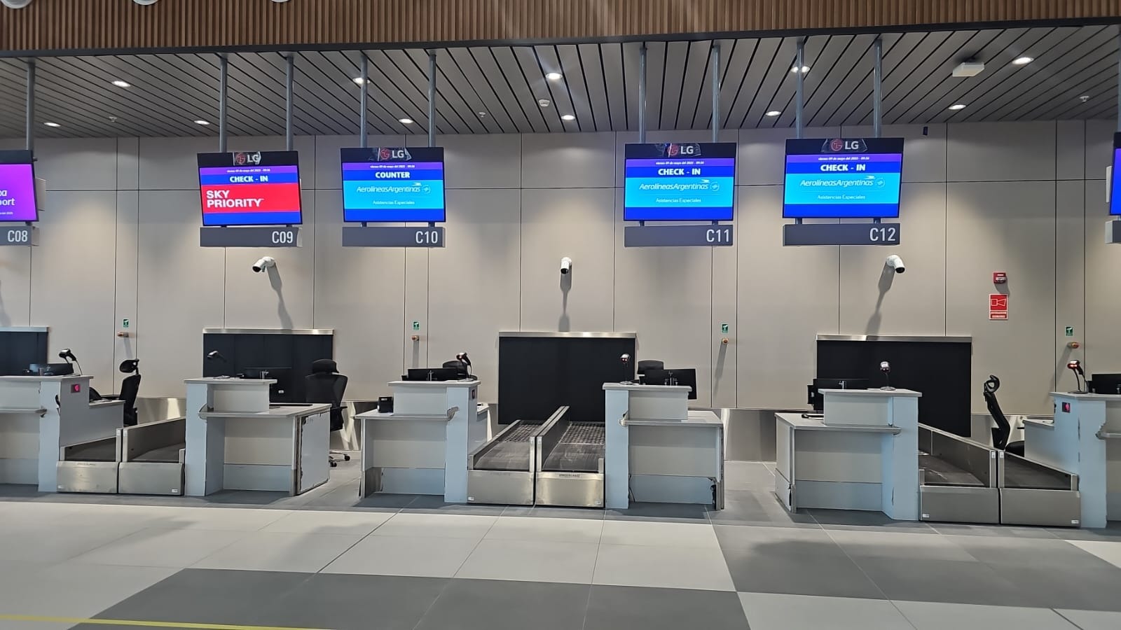 Mostradores de Aerolíneas Argentinas en la nueva terminal del aeropuerto Jorge Chávez de Lima