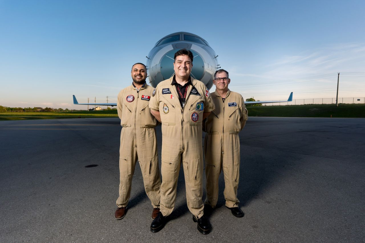 Tripulación del vuelo inaugural del primer Bombardier Global 8000 de producción