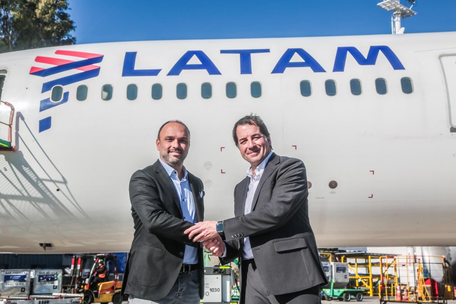 Cristián Ortiz, CEO de LATAM Pass junto a Carlos Larraín, CEO de Esmax, empresa de Aramco