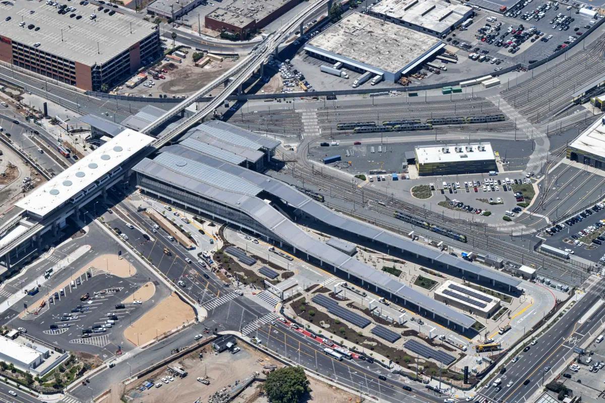El andén cubierto está en el centro a la izquierda. Las dársenas de autobuses están en el centro. El LAX People mover está a la izquierda con el techo blanco. LAX está más allá de la parte superior de la foto (LA Metro)