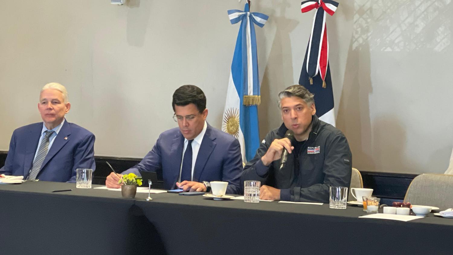 Víctor Pacheco, fundador y CEO de Arajet, durante la conferencia de prensa en Buenos Aires - 25JUN2025