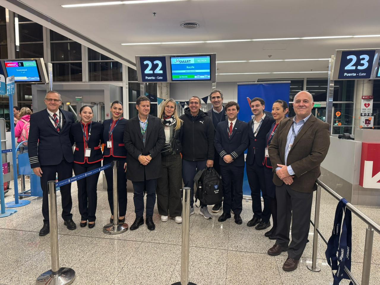 Directivos y personal de JetSMART previo a la salida del vuelo inaugural a Recife - 01JUL2025
