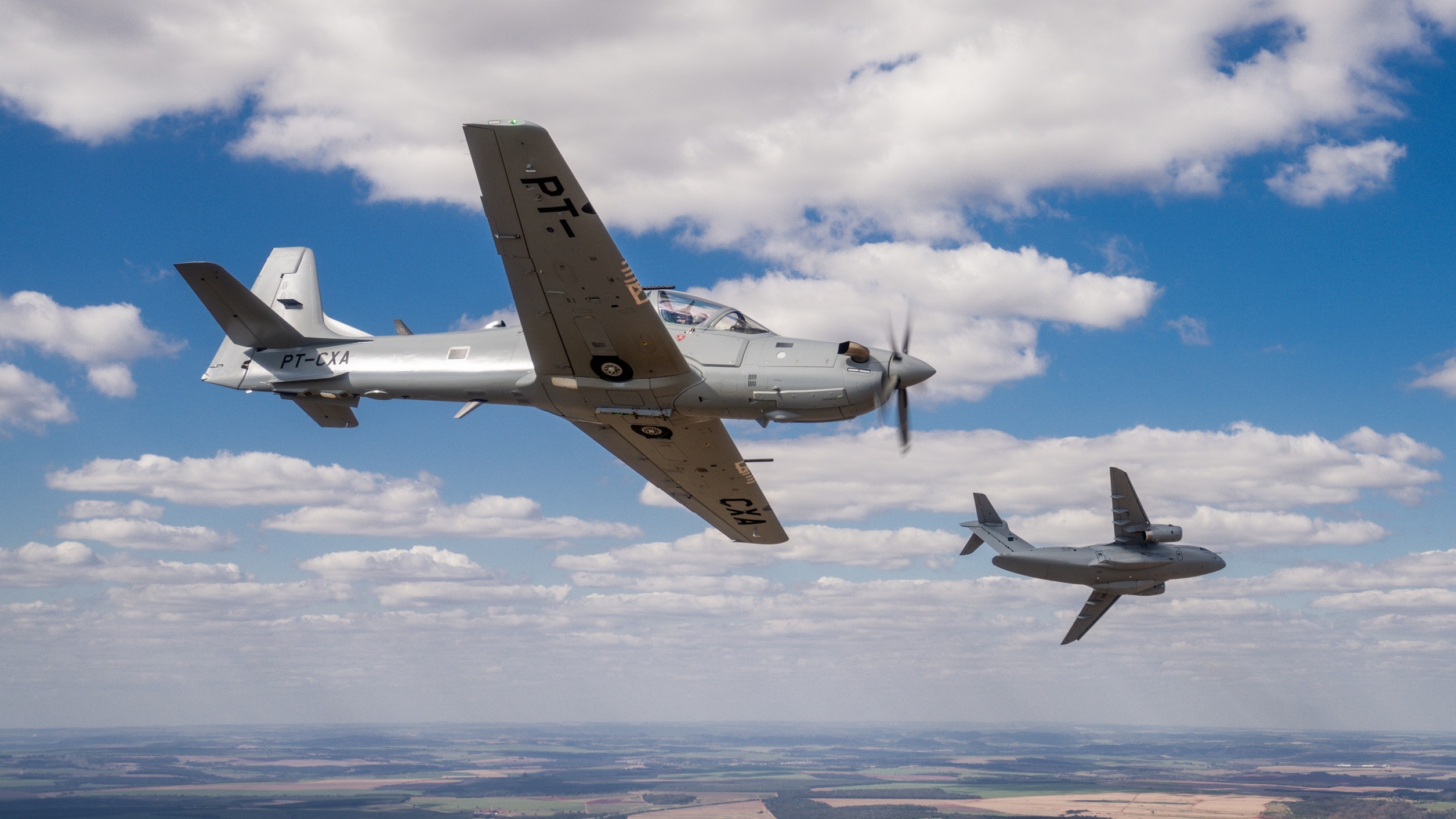 El primer A-29N inicia su campaña de ensayos en vuelo, junto al tercer C-390 Millennium de la FAP. Foto: Embraer