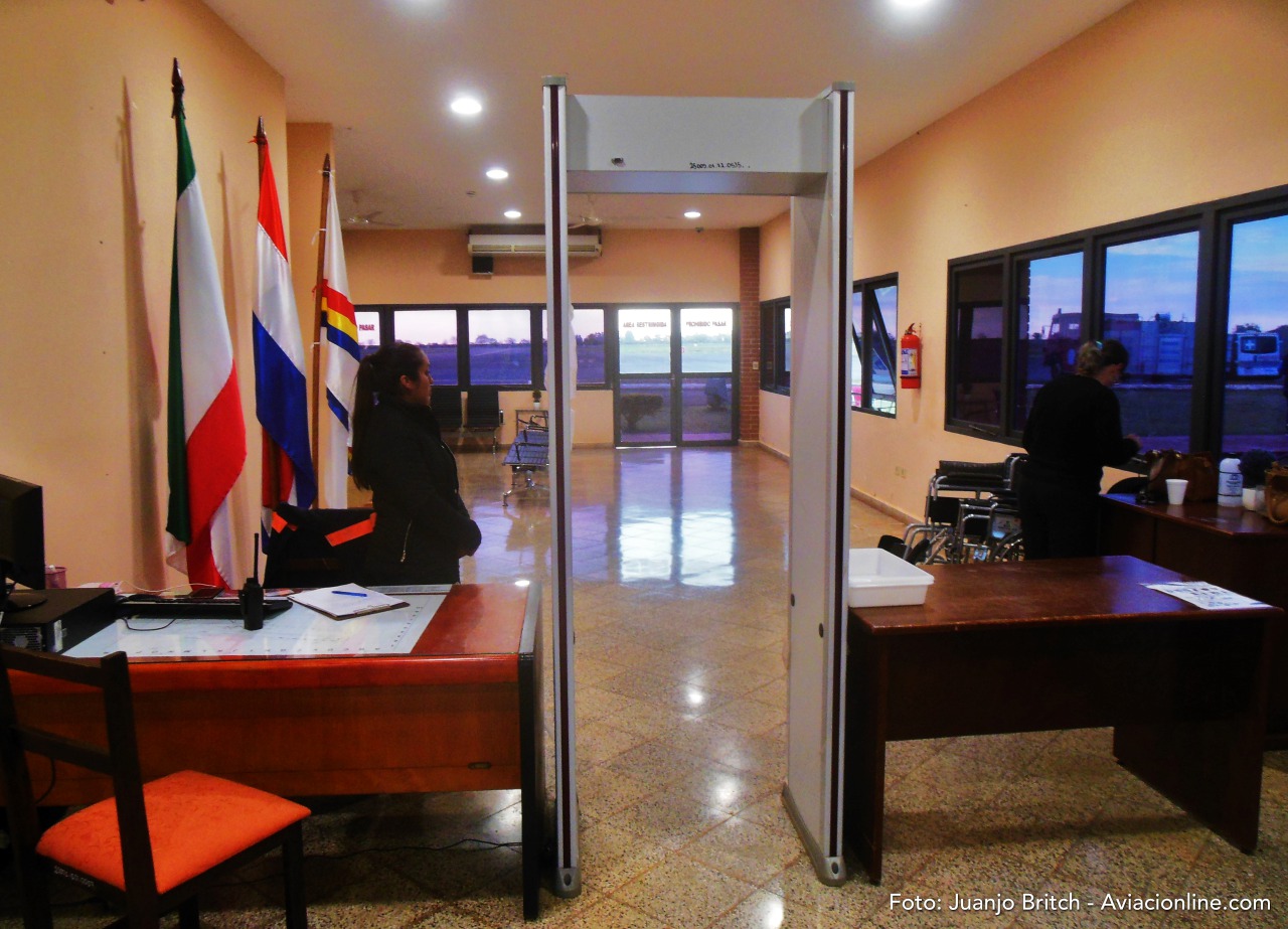 Interior de la terminal del aeropuerto de Encarnación - Paraguay