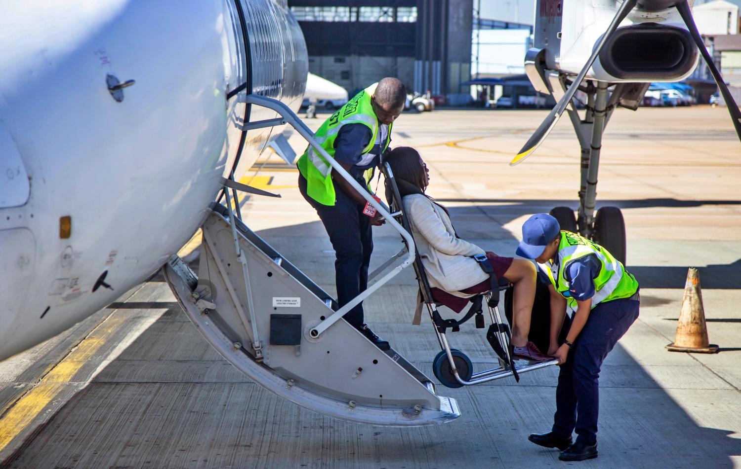 Pasajera con discapacidad desembarcando de un avión