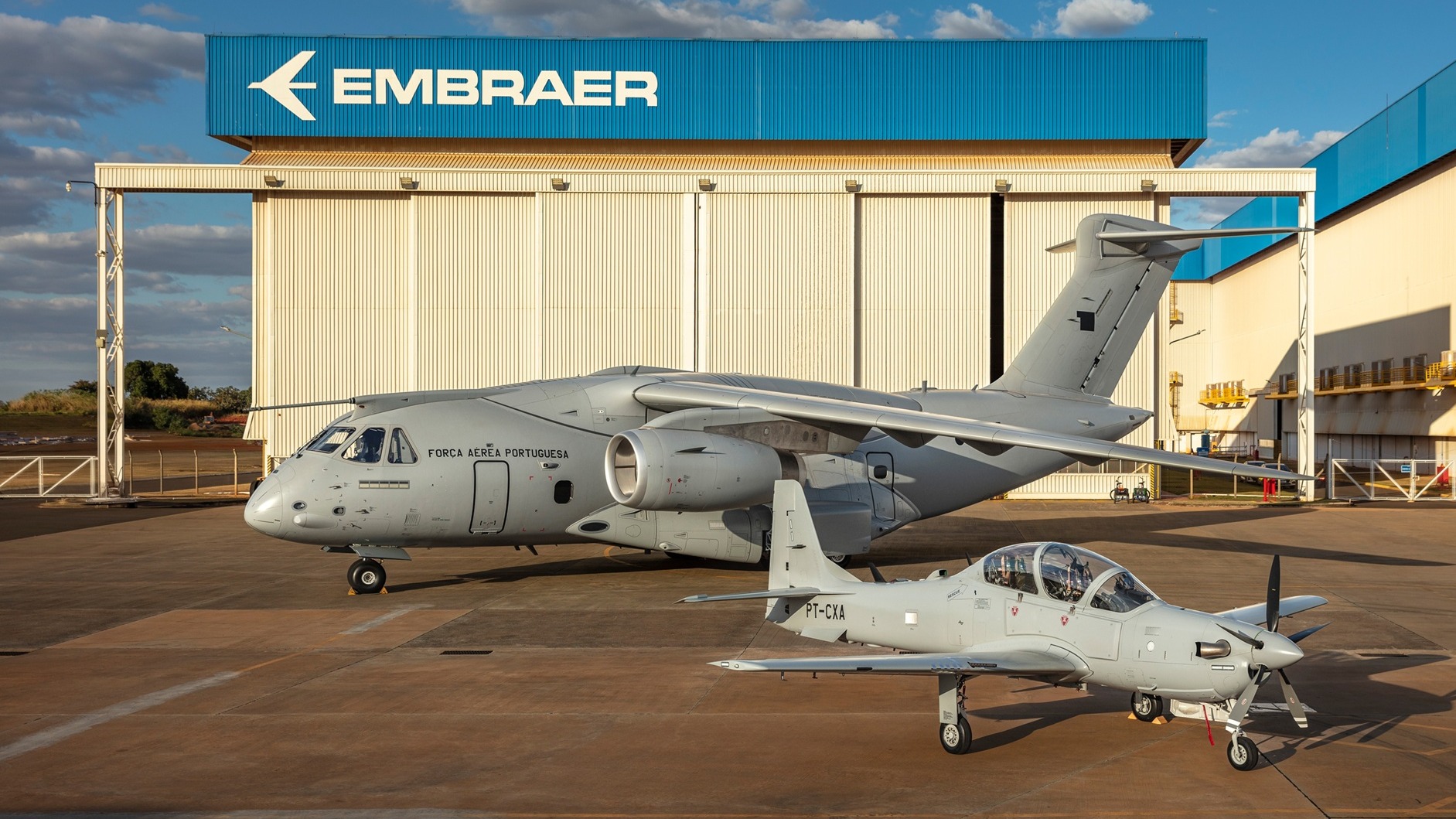 Primer A-29N y tercer KC-390 para la FAP EMBRAER