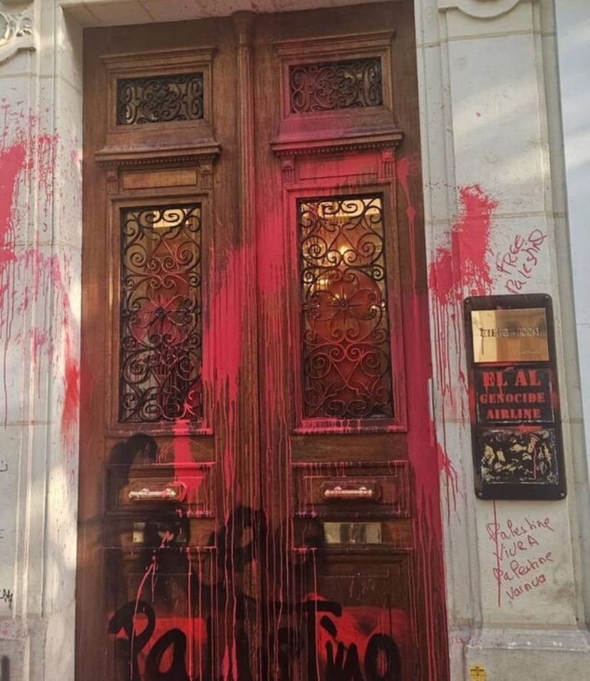 Imágenes que circulan en redes sociales de las oficinas de El Al en París vandalizadas