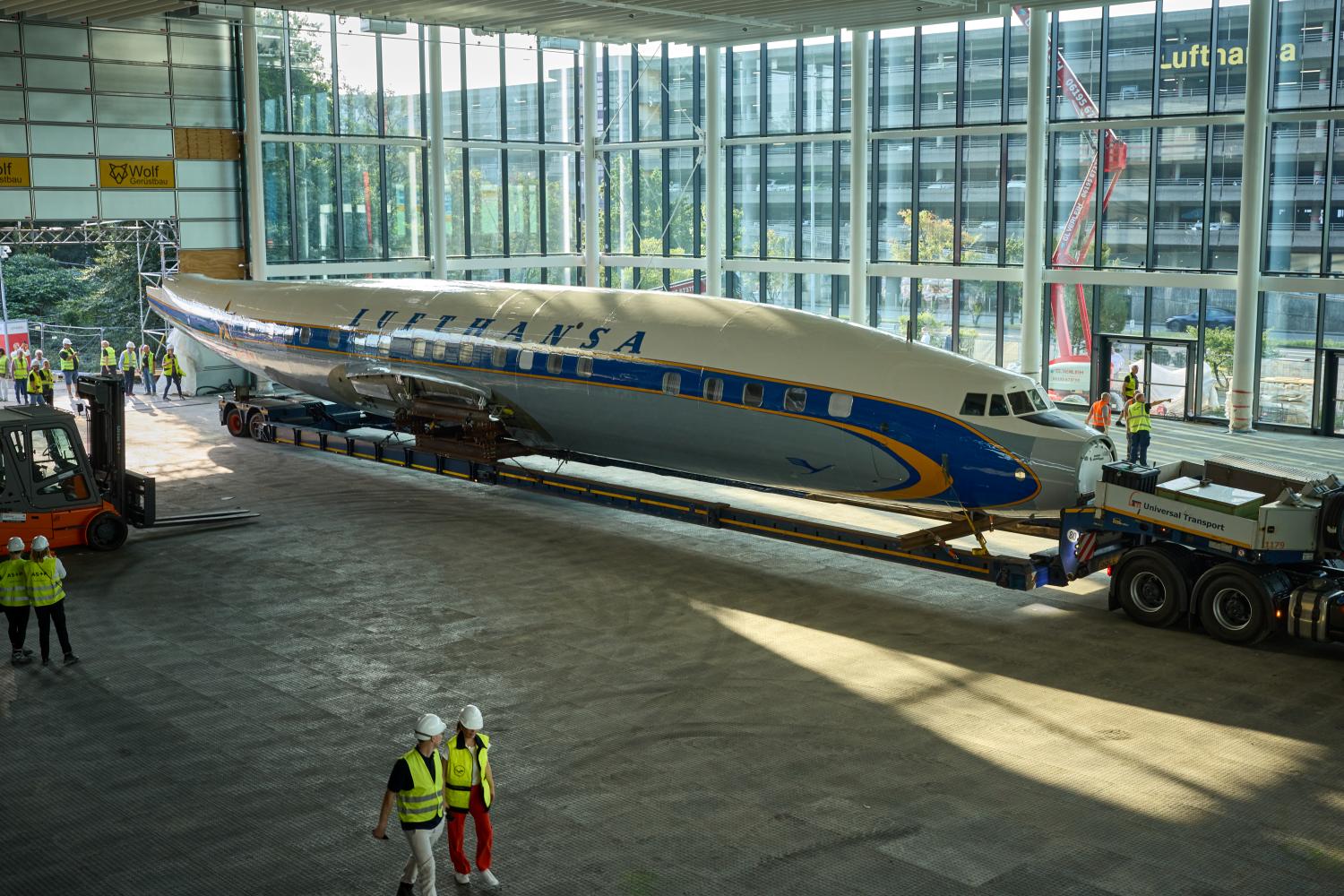 Lockheed Super Star de Lufthansa siendo trasladado a Frankfurt
