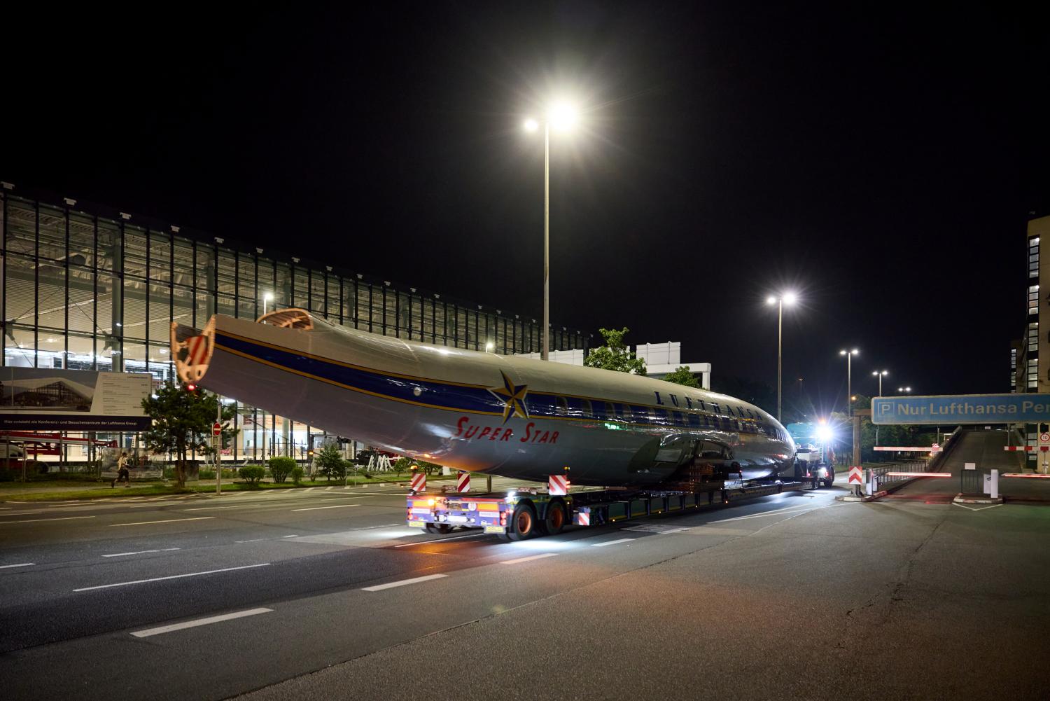 Lockheed Super Star de Lufthansa siendo trasladado a Frankfurt