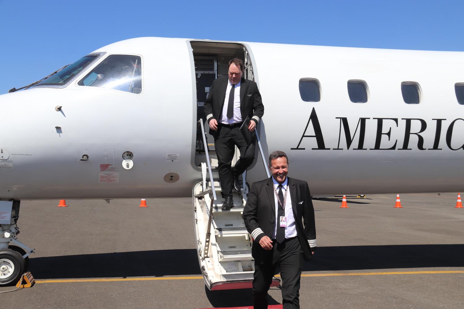 Parte de la tripulación de American Jet descendiendo en Sorocaba - 13AGO2025