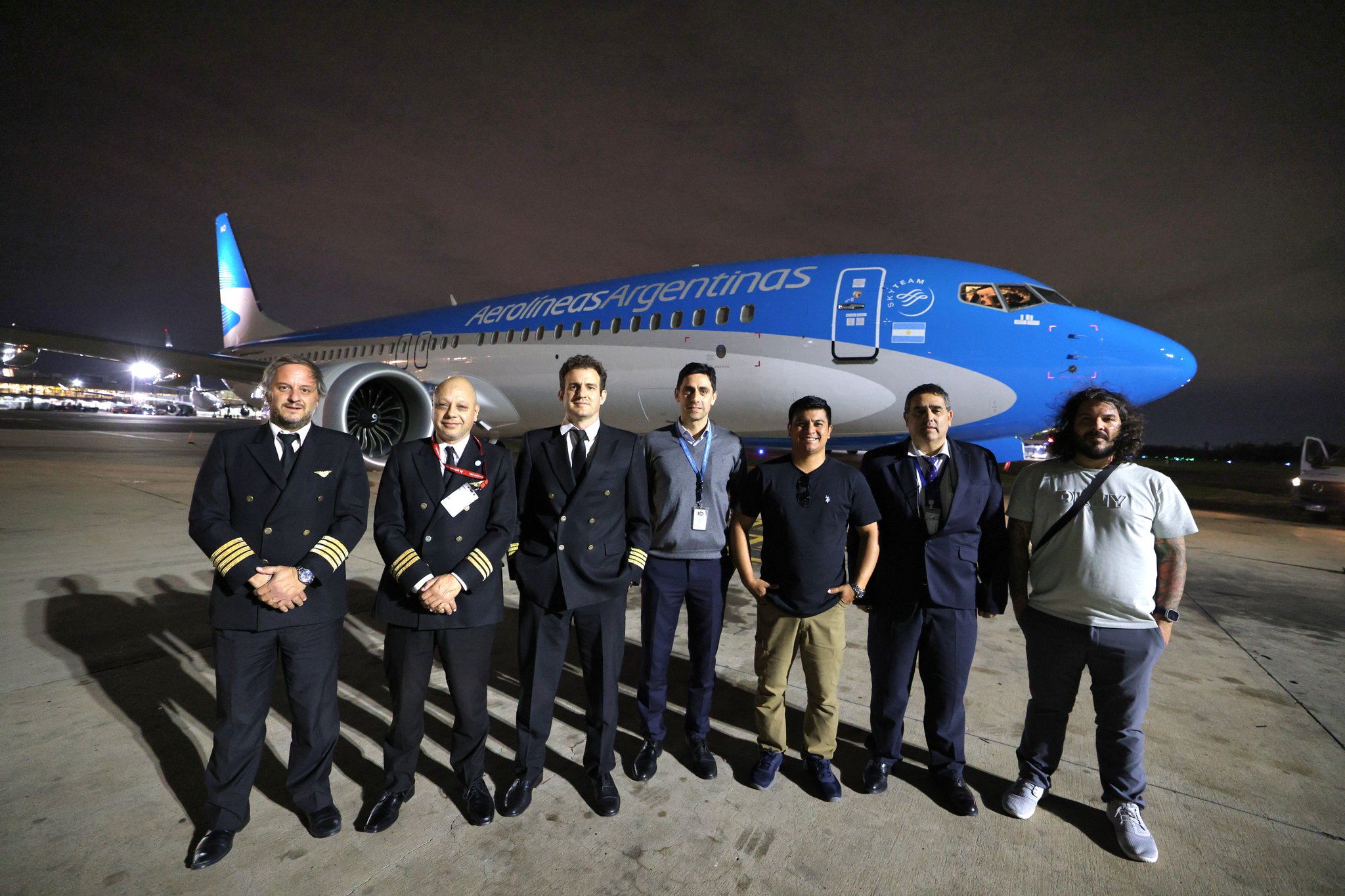 Personal que trajo al Boeing 737 MAX 8 LV-KNQ de Aerolíneas Argentinas desde Seattle