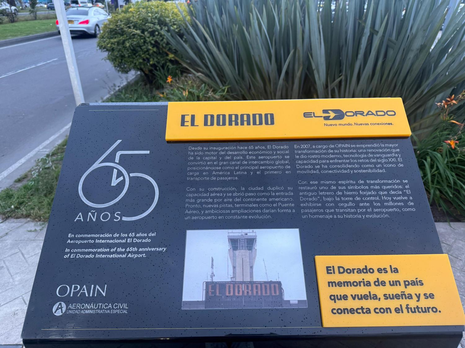 Placa conmemorativa por la reinstalación del cartel del aeropuerto El Dorado de Bogotá (Foto: Andrea Buitrago - Aviacionline)