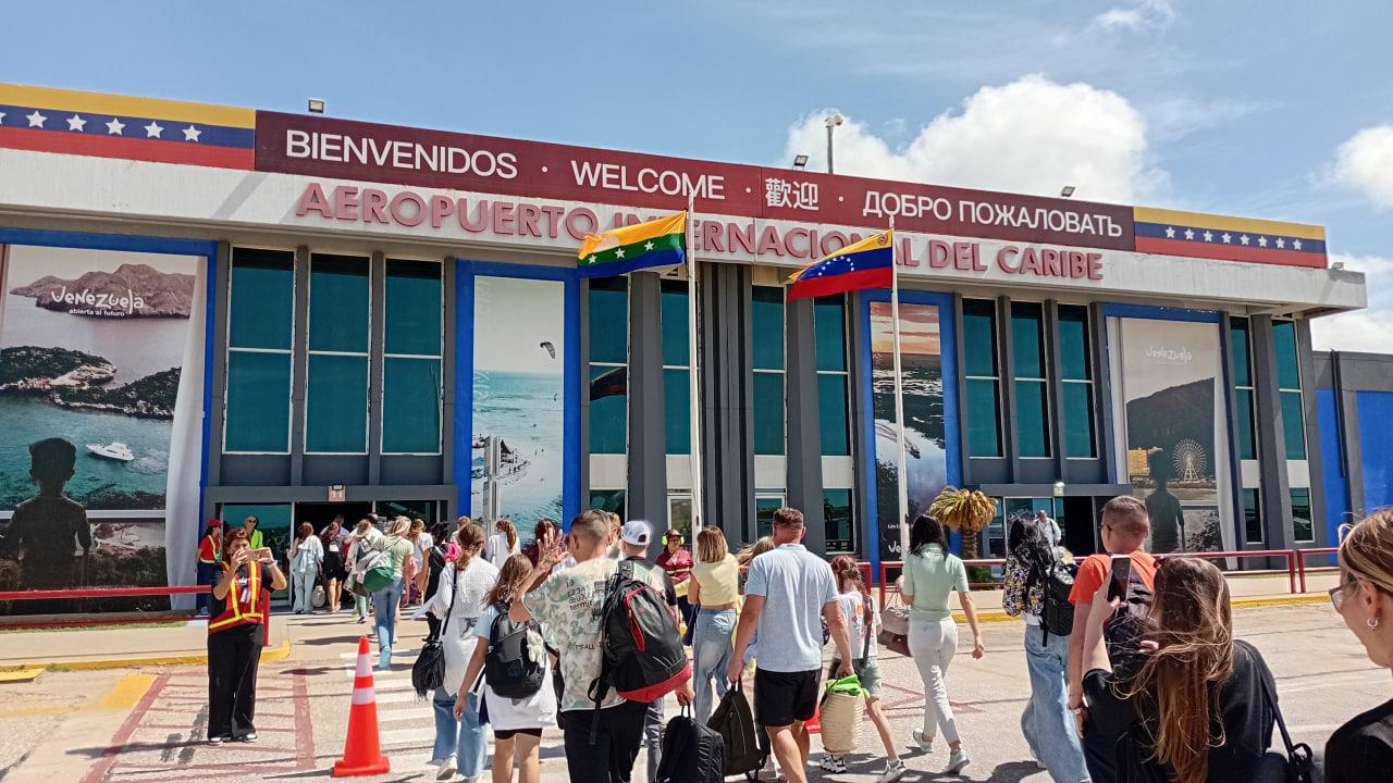 Turistas rusos arriban al aeropuerto de Porlamar, Isla Margarita, en un Boeing 777-200 de Nordwind Airlines - 18AGO2025