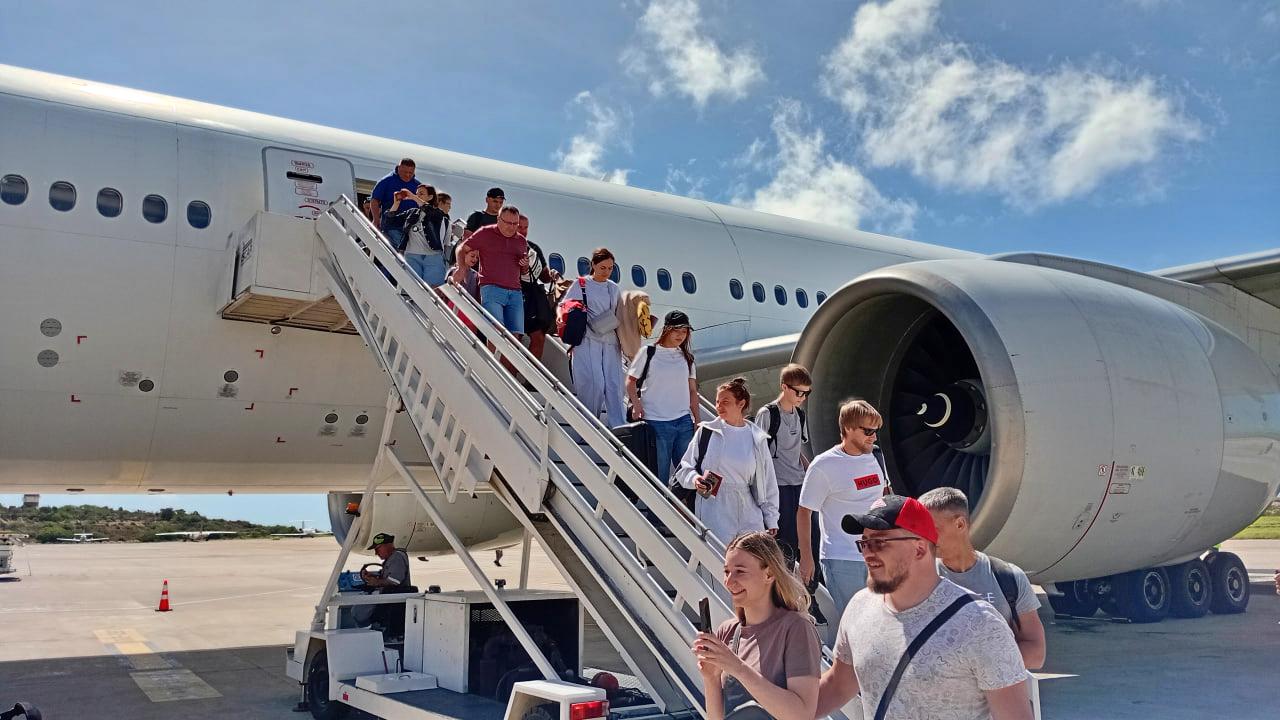 Turistas rusos arriban al aeropuerto de Porlamar, Isla Margarita, en un Boeing 777-200 de Nordwind Airlines - 18AGO2025