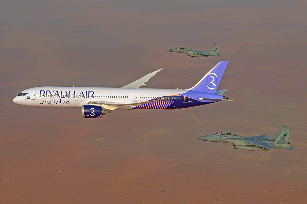 Boeing 787-9 de Riyadh Air escoltado por cazas