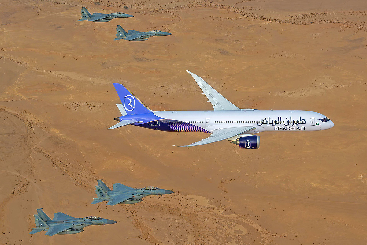 Boeing 787-9 de Riyadh Air escoltado por cazas
