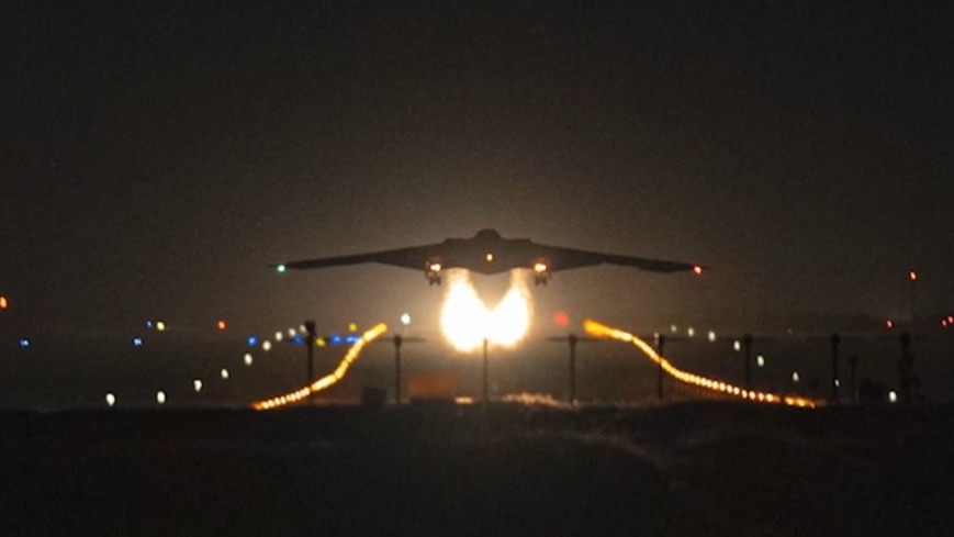 Despegue de un B-2 Spirit, parte del paquete de ataque de la operación Midnight Hammer. Imagen: USAF.