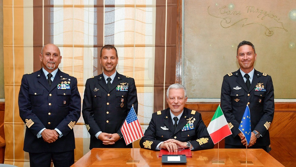 Firma del convenio entre la Fuerza Aérea Italiana y la USAF