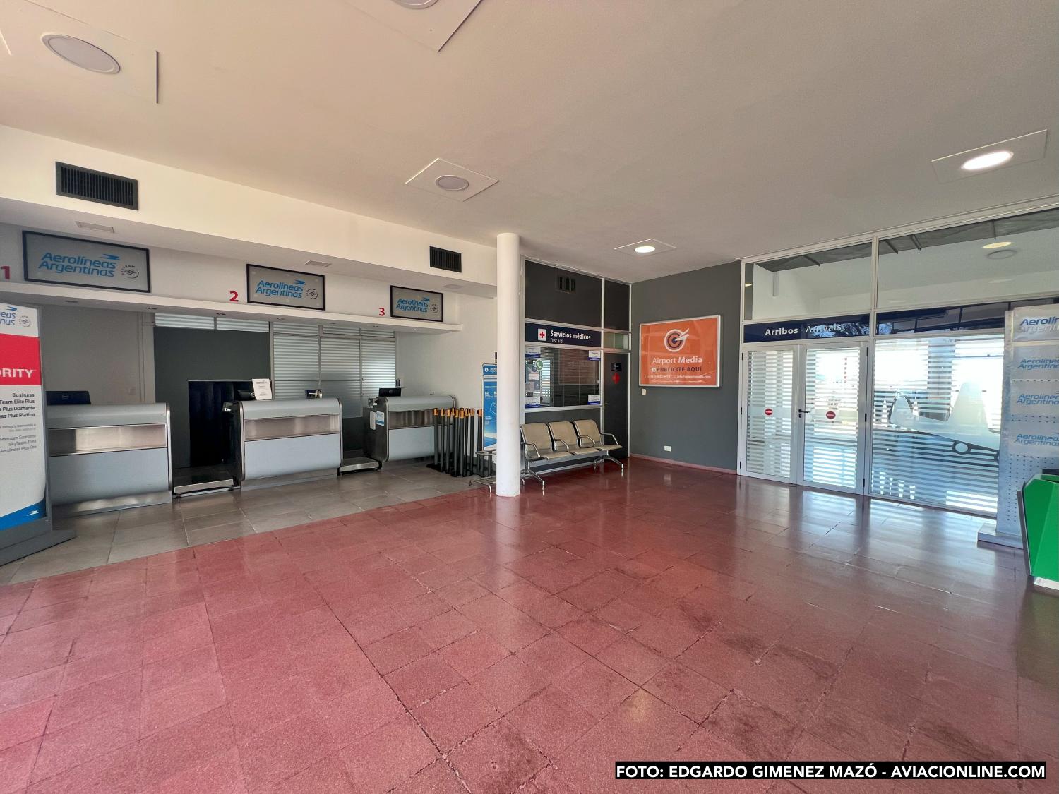 Mostradores de check-in de Aerolíneas Argentinas en el aeropuerto de Río Cuarto