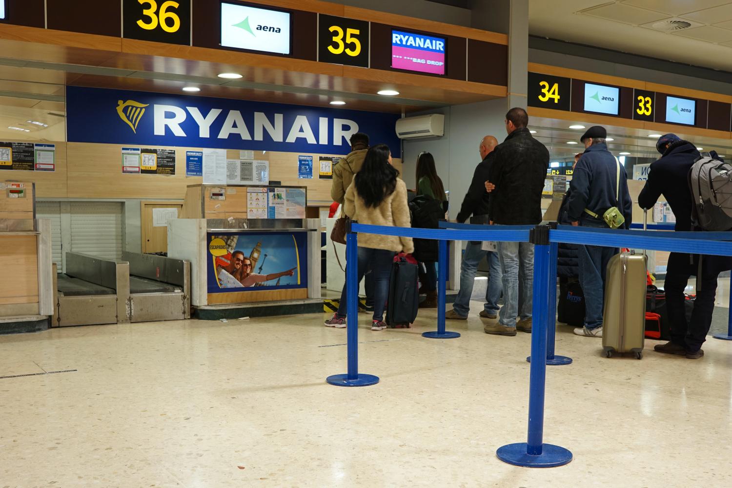 Pasajeros en el check-in de Ryanair en Valencia (Foto: DepositPhotos.com)