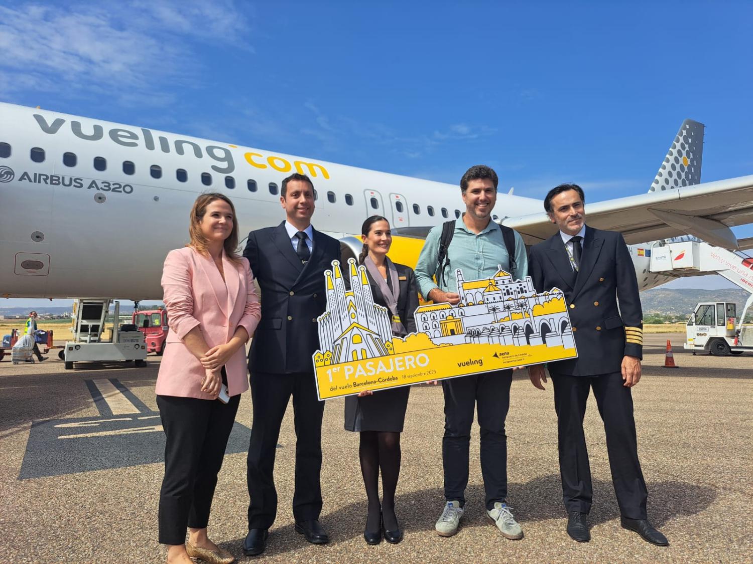Primer pasajero del vuelo inaugural de Vueling en Córdoba (Foto: Aena)