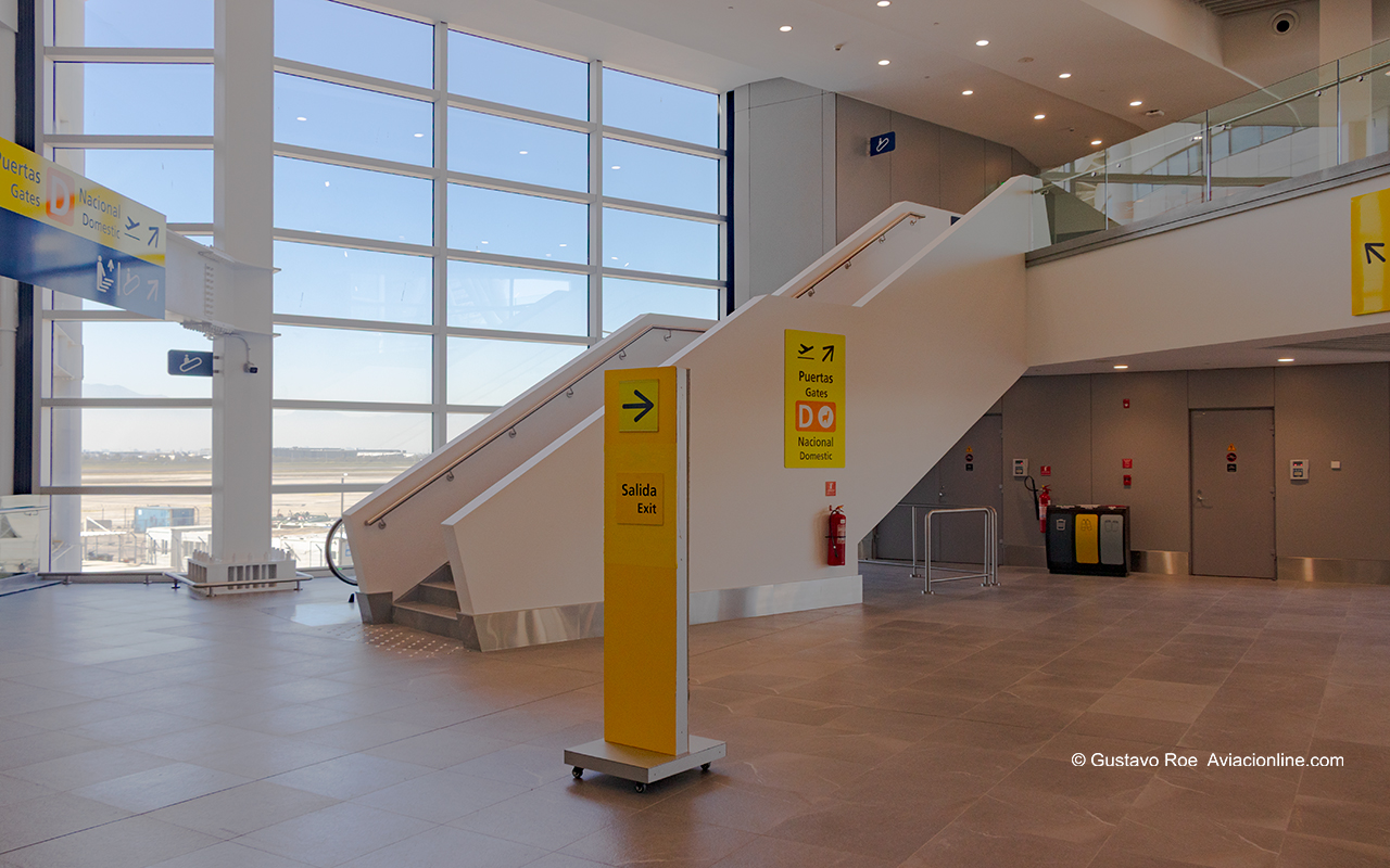 Conexión sala de entre Sector Nacional e Internacional D - Aeropuerto de Santiago
