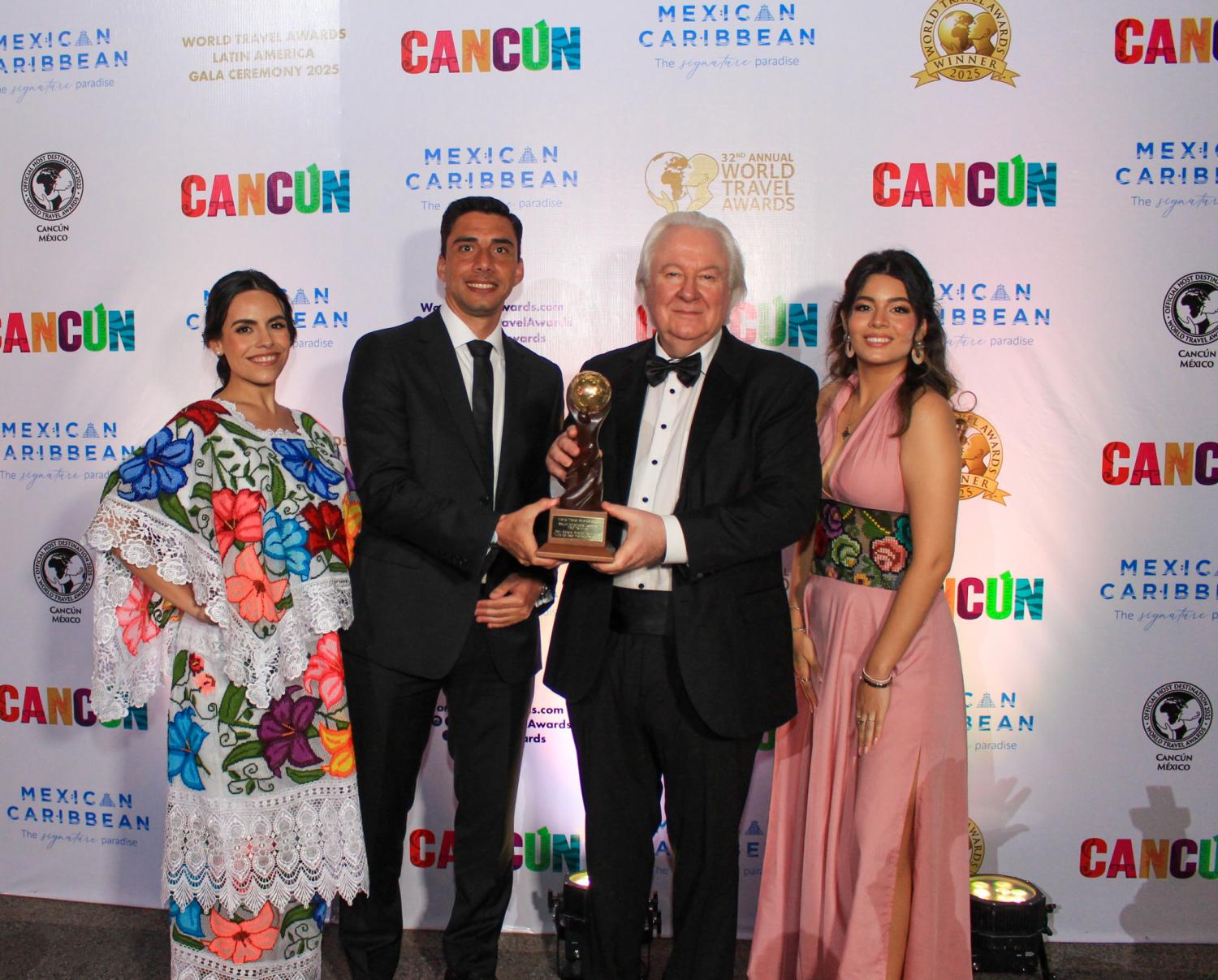 Damián Pera, Gerente Corporativo de Aviación General de Aeropuertos Uruguay, junto a representantes de World Travel Awards.