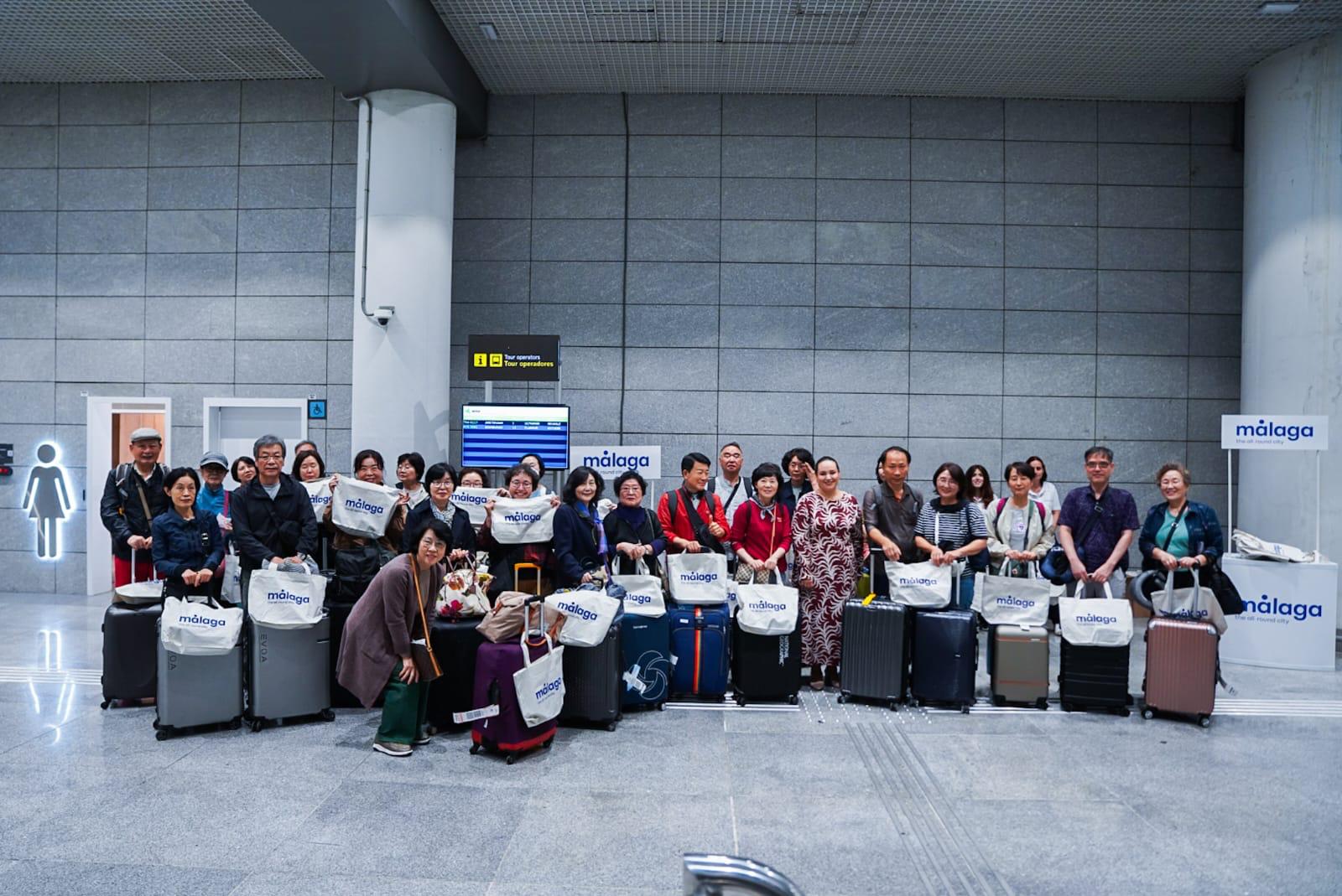 Primer contingente de pasajeros coreanos arribados a Málaga en vuelo directo desde Seúl